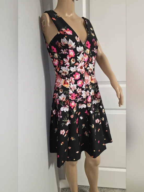 Jessica Simpson Black Floral V-Neck A-Line Flirty Pink & White Blooms Size 4 - Picture 3 of 16